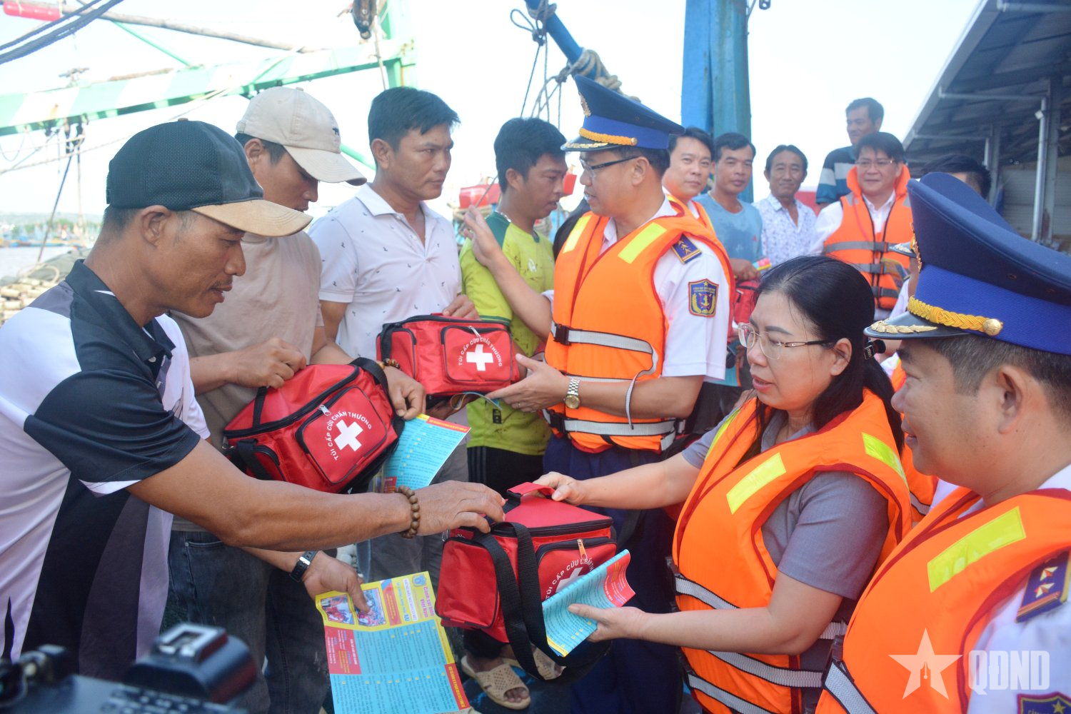 Bộ tư lệnh Vùng Cảnh sát biển 3 cùng ngư dân thực hiện chống khai thác IUU